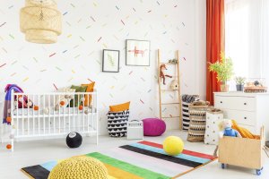 Pareti di una stanza per bambini con strisce colorate