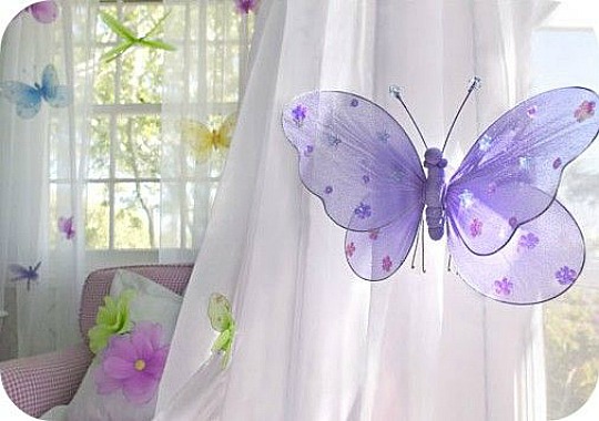 tende bianche con farfalle colorate