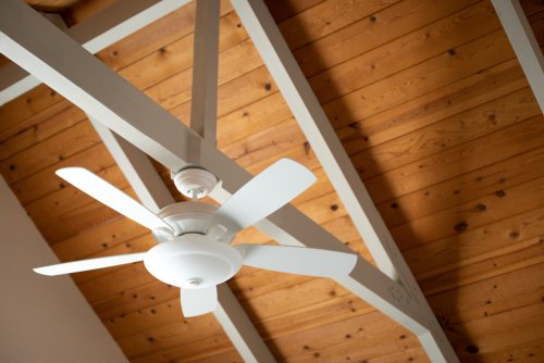 Ventilatori a soffitto silenziosi per dormire meglio d'estate