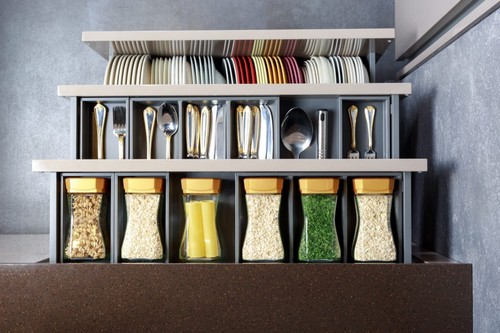 Organizzatori nei cassetti per ottimizzare lo spazio in cucina