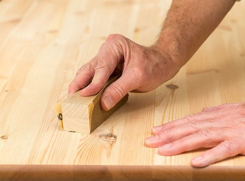 Proteggere il legno con la carta abrasiva
