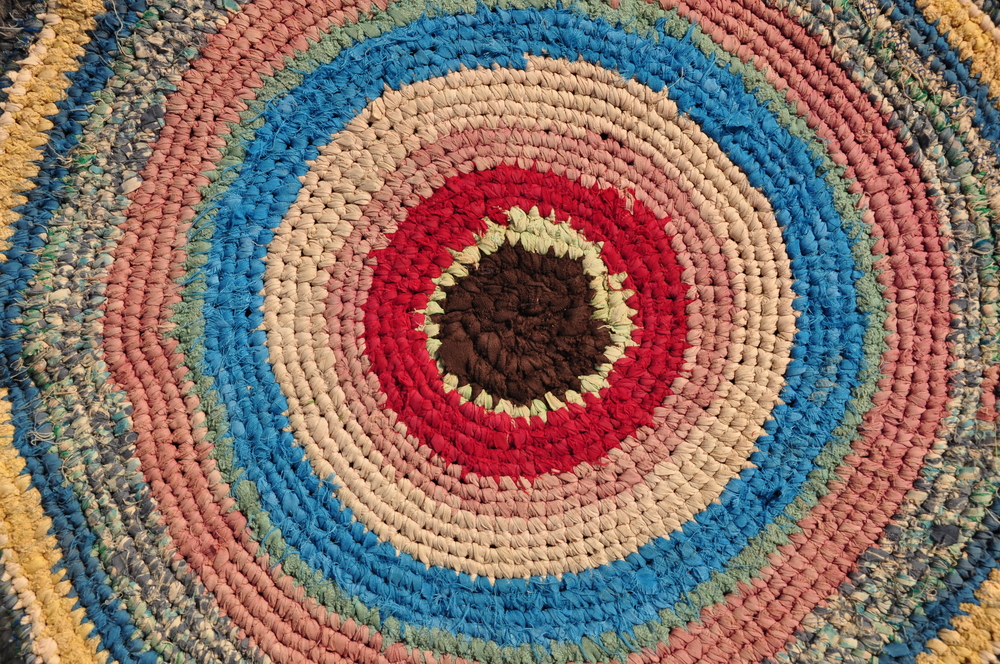 tappeto di fettuccia colorata all'uncinetto 