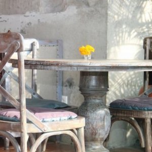 Restaurare un tavolo antico con un tocco romantico