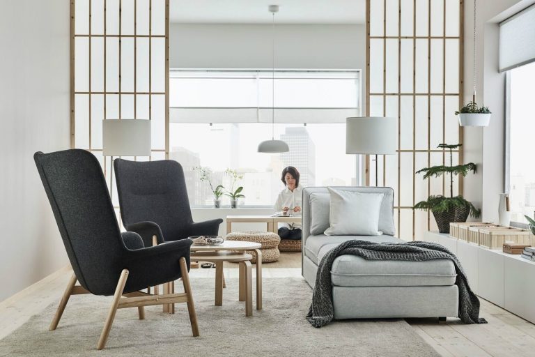 Salotto minimalista con poltrone IKEA