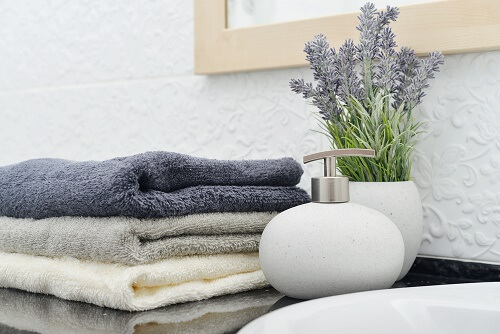 Asciugamani e dosatori, accessori per il bagno utili