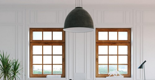 Un'idea per decorare le finestre senza tende con lampadario sospeso