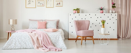 Esempio di come decorare la camera da letto in modo sobrio rosa