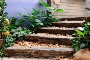 Come creare percorsi in legno riciclato nel giardino