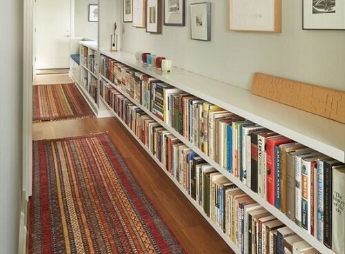 Libreria da corridoio è un'idea per decorare la casa con i libri