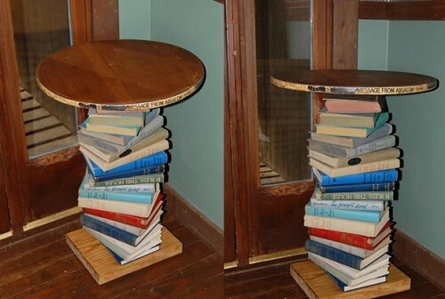 Un tavolino usato per decorare la casa con i libri