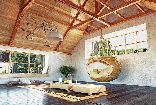 Una stanza con tetto alto e soffitti in legno
