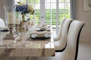 Tavolo con piano in marmo o cristallo: caratteristiche e differenze
