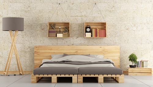 Un letto minimalista di legno di colore viola