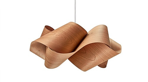 Una lampada in legno impiallacciato intrecciata