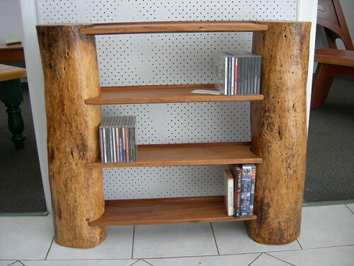 Libreria fatta con due tronchi di legno