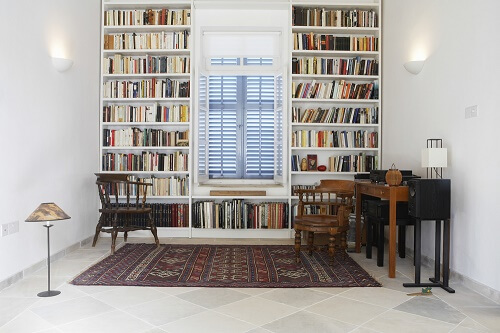 Una libreria da parete per il salotto