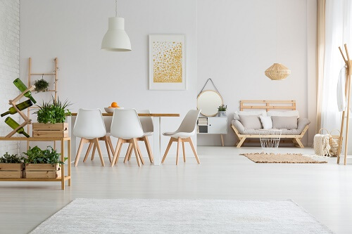 Una sala da pranzo minimalista in bianco e legno