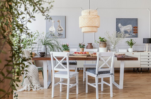 Una sala da pranzo minimalista in legno