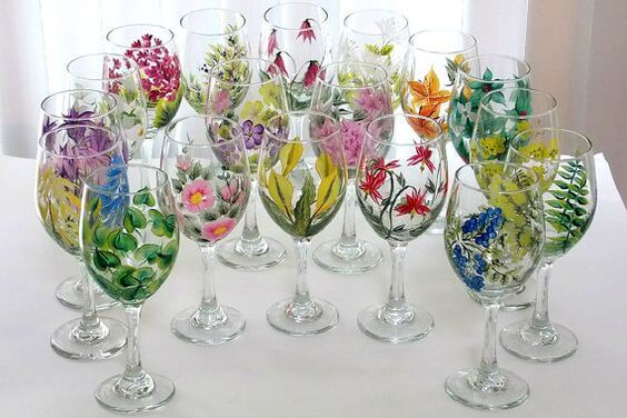 Bicchieri decorati con fiori e foglie