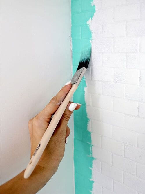 dipingere le pareti piastrellate del bagno
