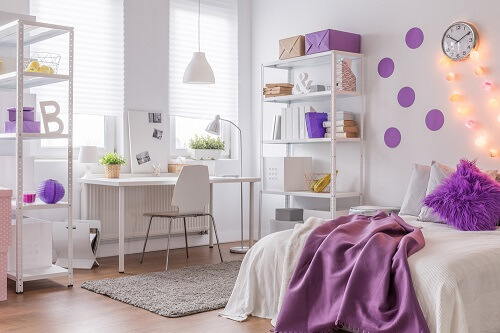 stanza viola e bianca