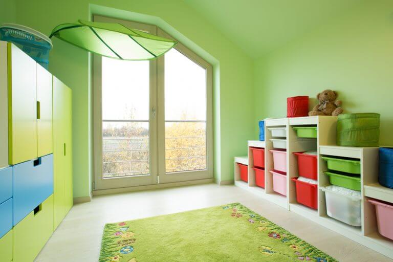 stanzetta per bambini colorata con contenitori colorati per riporre oggetti