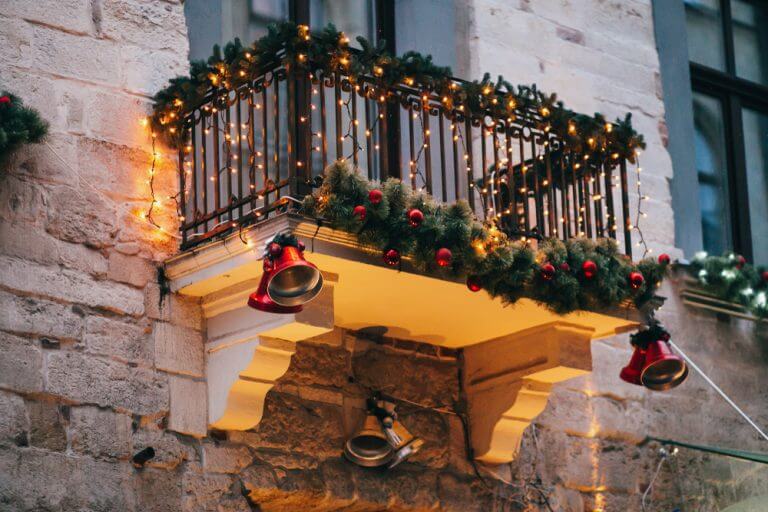 Ghirlande natalizie, campane e luci su terrazzino