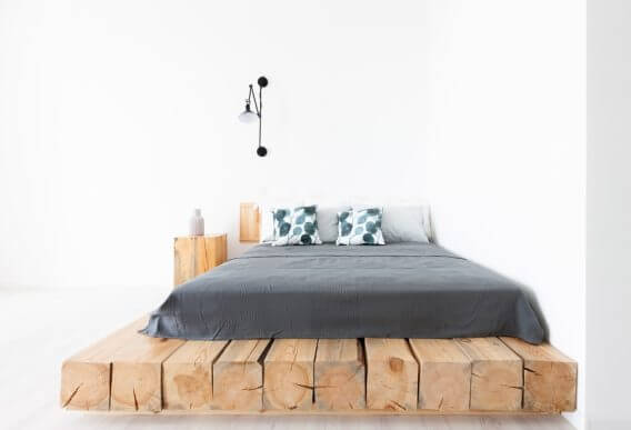 piattaforma in tronchi di legno come base per il letto