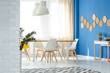 Salotto con mura colorate e arredamento in bianco e legno