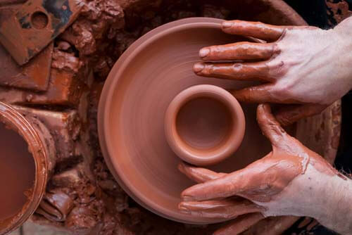 Artigiano lavora vaso di argilla