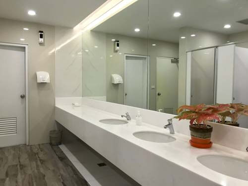 Bagno moderno con specchio e faretti