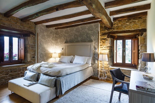 Camera da letto in stile farmhouse