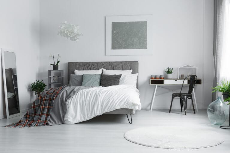 Camera con decorazione di color grigio e bianco