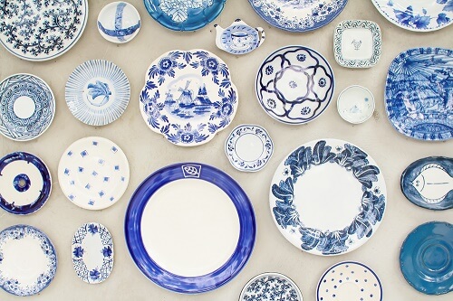 Idea per decorare le pareti con i piatti blu
