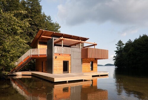 Una casa galleggiante di legno