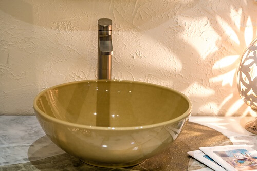 Un rubinetto con lavabo semisferico