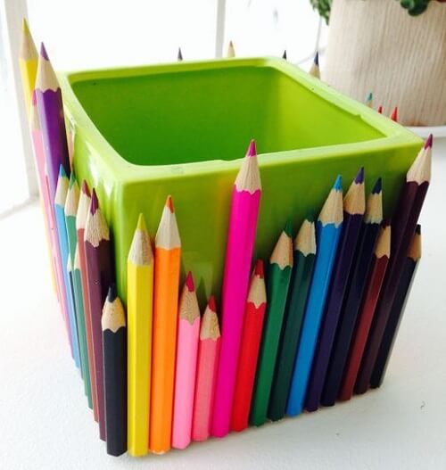 Un tipo di vasi con le matite colorate