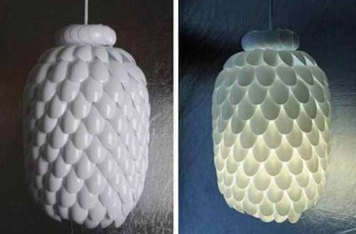 Costruire lampade con cucchiai di plastica