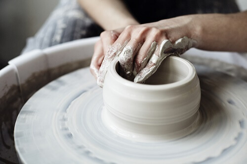 Vasaio prepara ceramiche organiche