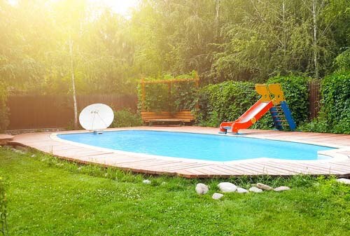 Piccola piscina in giardino