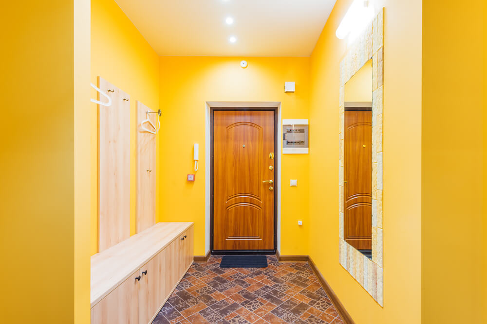 Entrata di casa con pareti gialle
