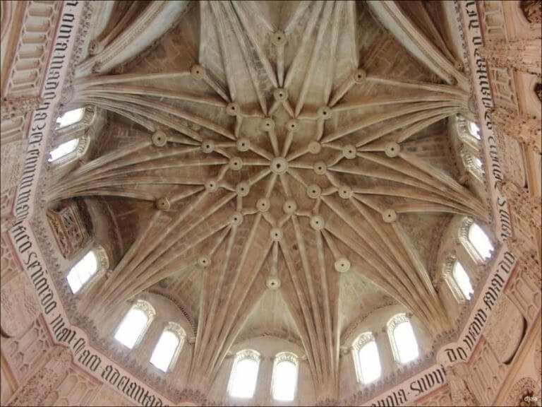 chiesa con soffitto con volta a stella 