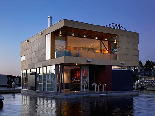 Una casa galleggiante moderna