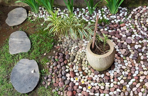Giardino decorato con ciottoli e pietre di fiume