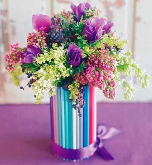 Vaso di fiori fatto con lapis colorati