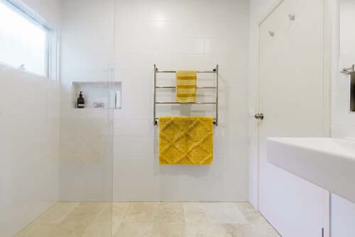 Asciugamani gialli in bagno