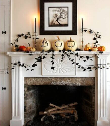 Camino decorato con le zucche di Halloween.