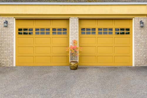 Due porte minimaliste per il garage