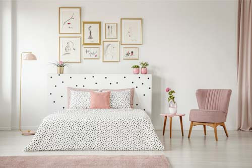 Camera de letto rosa e bianca