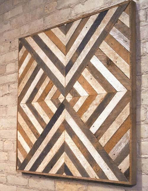 Un quadro con forme geometriche in legno